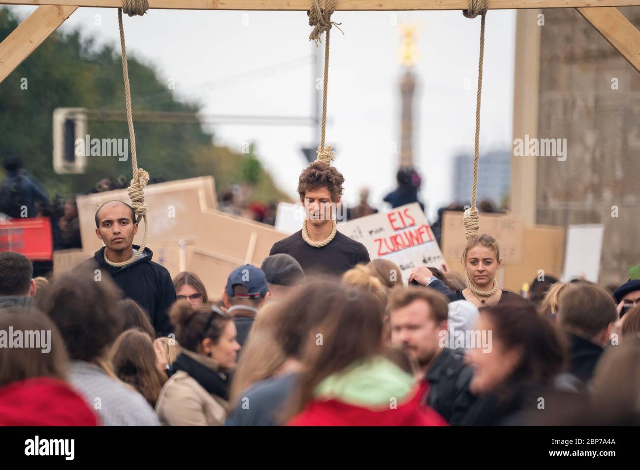 Les élèves manifestent avec des affiches de protestation pendant les vendredis pour une future grève climatique à la porte de Brandebourg - Pariser Platz - à Berlin. Banque D'Images