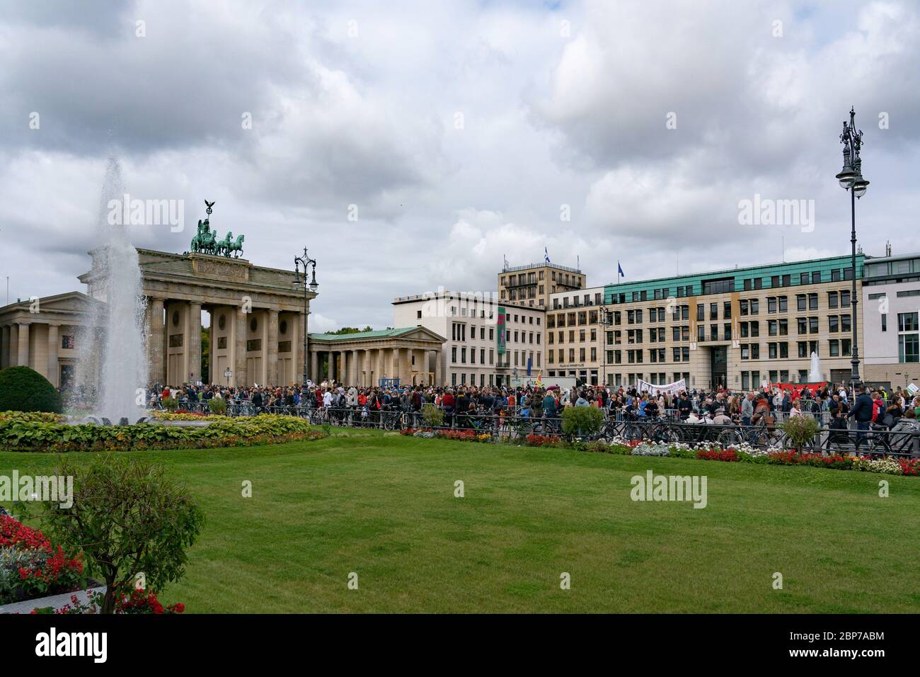 Les élèves manifestent avec des affiches de protestation pendant les vendredis pour une future grève climatique à la porte de Brandebourg - Pariser Platz - à Berlin. Banque D'Images