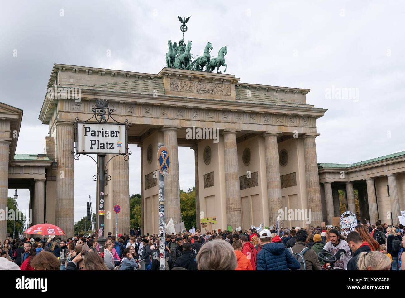 Les élèves manifestent avec des affiches de protestation pendant les vendredis pour une future grève climatique à la porte de Brandebourg - Pariser Platz - à Berlin. Banque D'Images