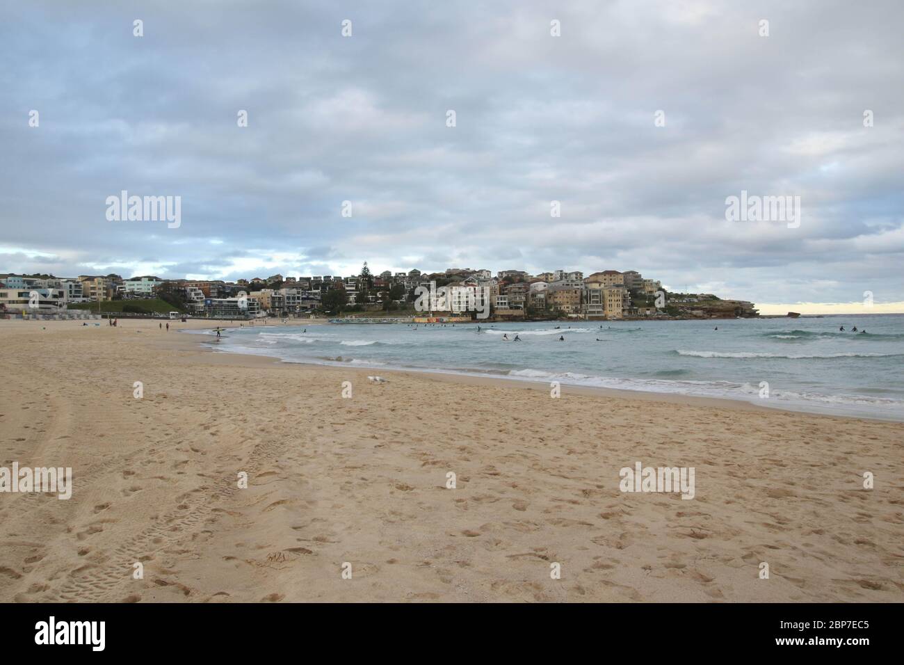 Sydney, Australie. 18 mai 2020. Bondi Beach, dans la banlieue est de Sydney, était de nouveau ouverte au public après avoir été fermée pour empêcher la propagation du coronavirus (Covid-19). Crédit : Richard Milnes/Alamy Live News Banque D'Images