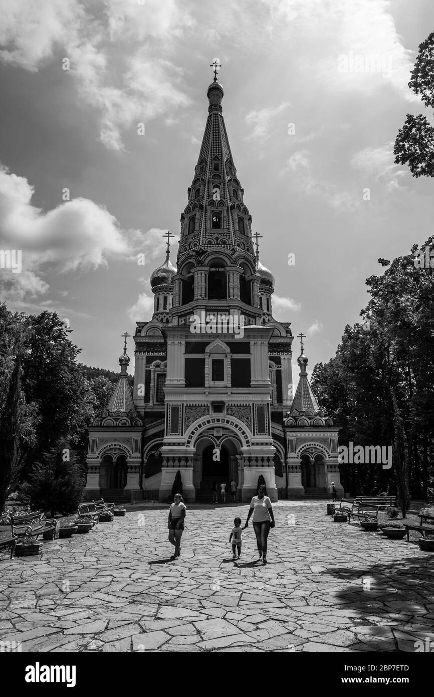 SHIPKA, BULGARIE - 07 JUILLET 2019 : le Temple commémoratif de la naissance du Christ (Église commémorative Shipka ou monastère Shipka). Le premier monument de l'amitié bulgare-russe en Bulgarie. Noir et blanc. Banque D'Images