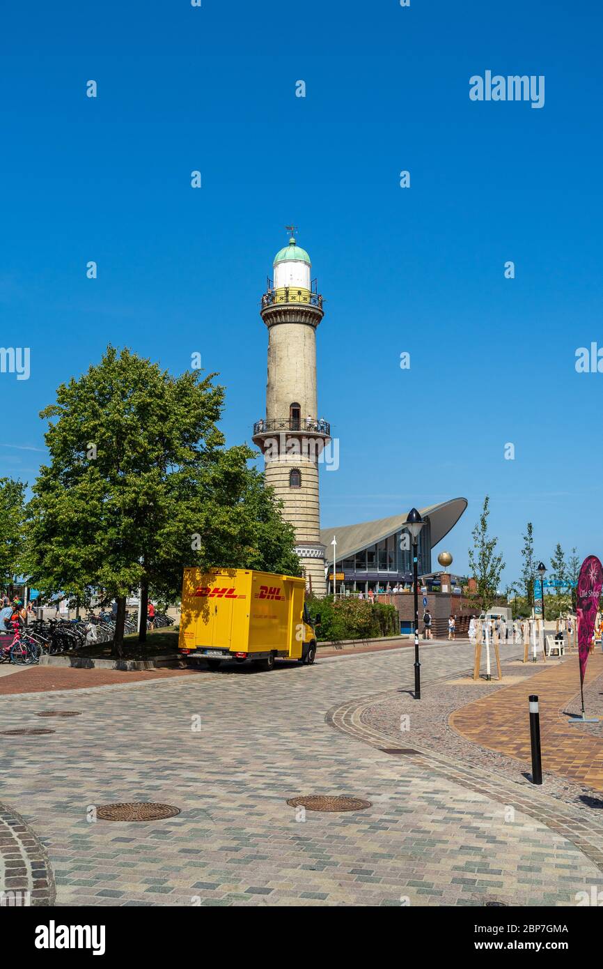 ROSTOCK (WARNEMÜNDE), ALLEMAGNE - 25 juillet 2019 : les monuments de Warnemuende, ancien phare et capacités Teepott. Banque D'Images