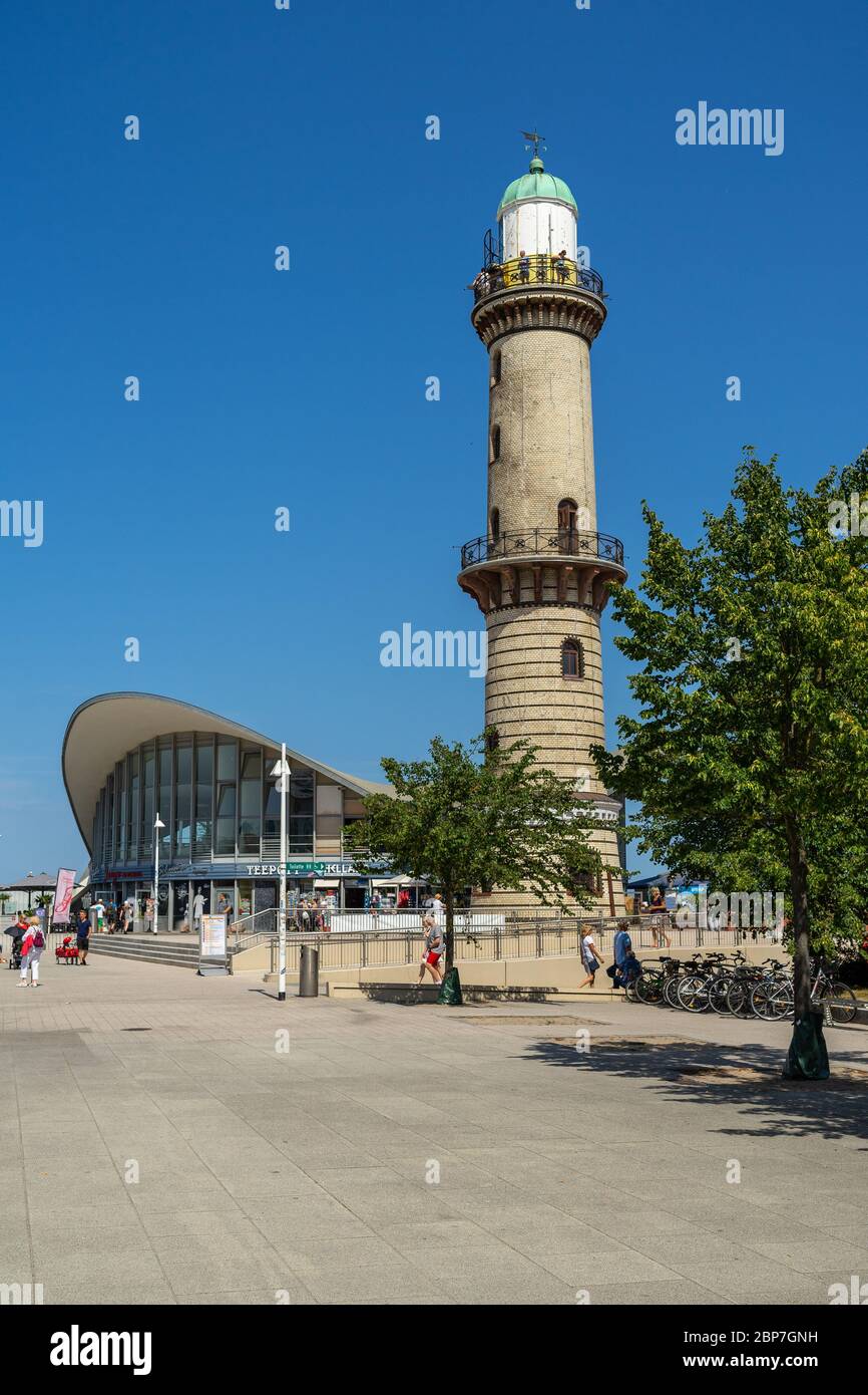 ROSTOCK (WARNEMÜNDE), ALLEMAGNE - 25 juillet 2019 : les monuments de Warnemuende, ancien phare et capacités Teepott. Banque D'Images