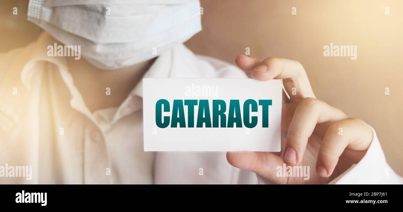 Le médecin garde une carte avec le nom du diagnostic - cataracte. Mise au point sélective. Concept médical Banque D'Images