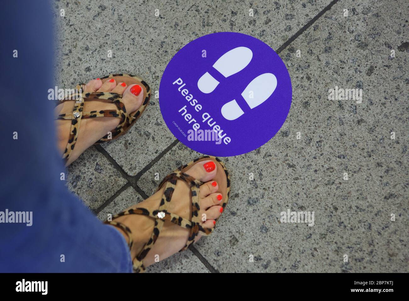 La signalisation sur le métro de Londres rappelle aux navetteurs la distance sociale pendant la pandémie du coronavirus. Gare de Westminster. Mai 2020 Banque D'Images