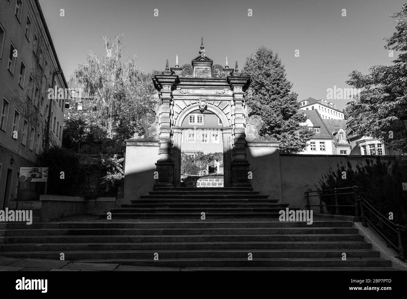 MEISSEN, ALLEMAGNE - 12 octobre 2019 - porte de ville (Tuchmachertor) dans la vieille ville. Noir et blanc. Banque D'Images