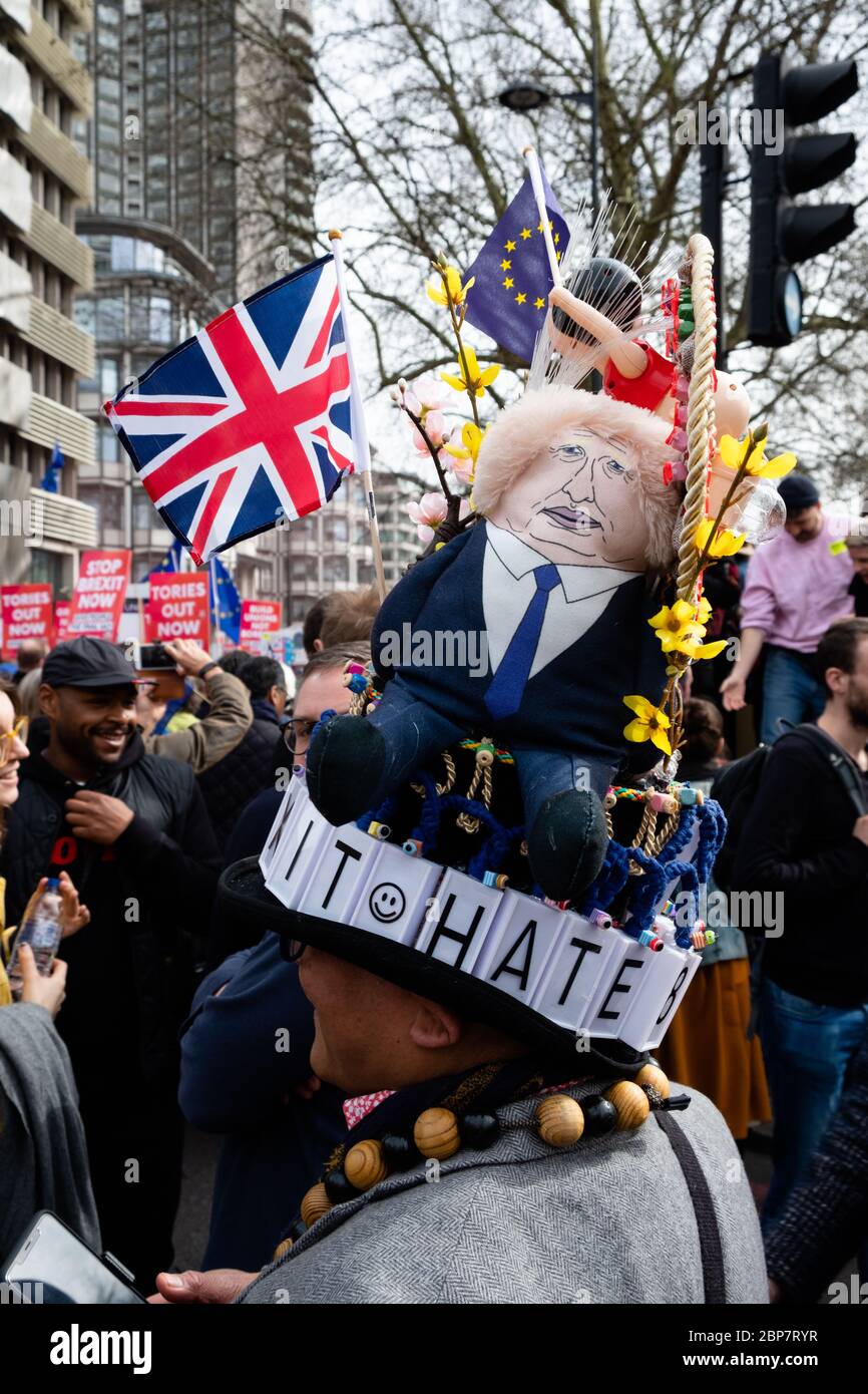 Protestataire anti Brexit portant un chapeau de caricature Boris Johnson, Londres, Angleterre, mars 2019 Banque D'Images