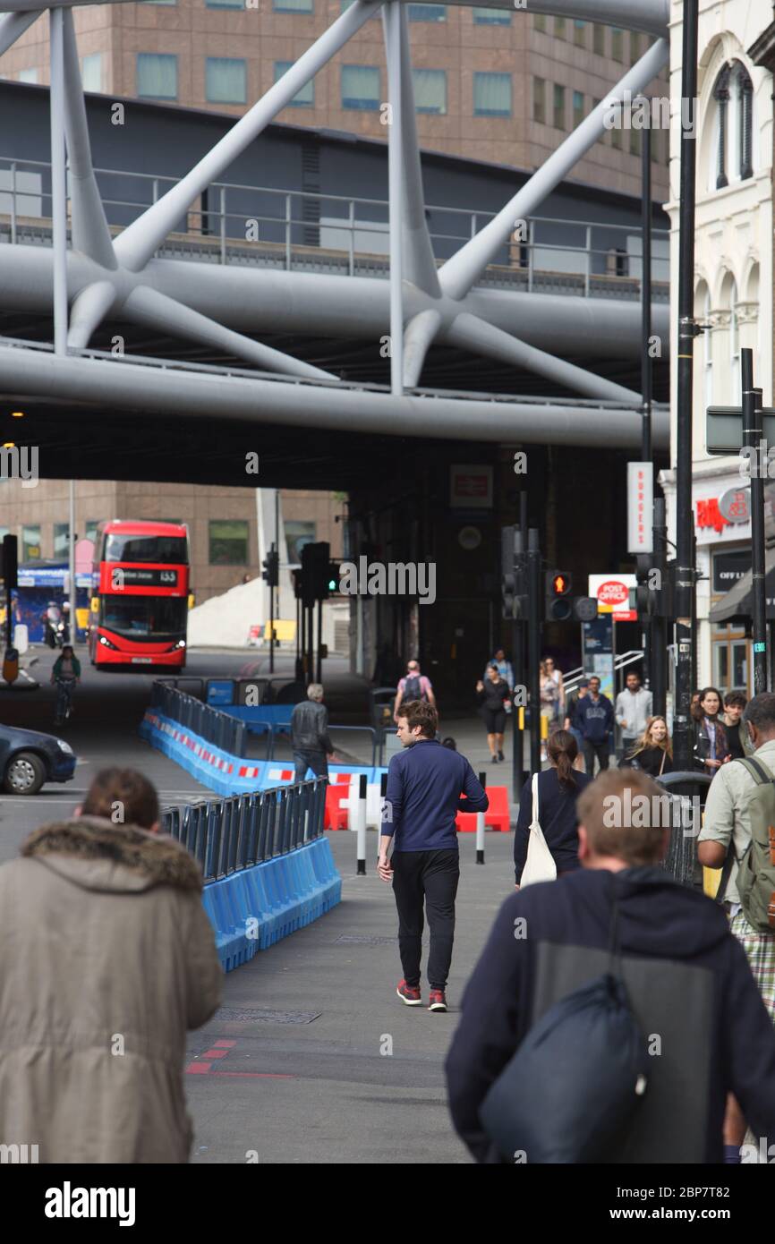 Les piétons et les cyclistes de Londres utilisent de nouveaux trottoirs élargis et des pistes cyclables pendant la pandémie du coronavirus. Quartier High Street, mai 2020. Banque D'Images