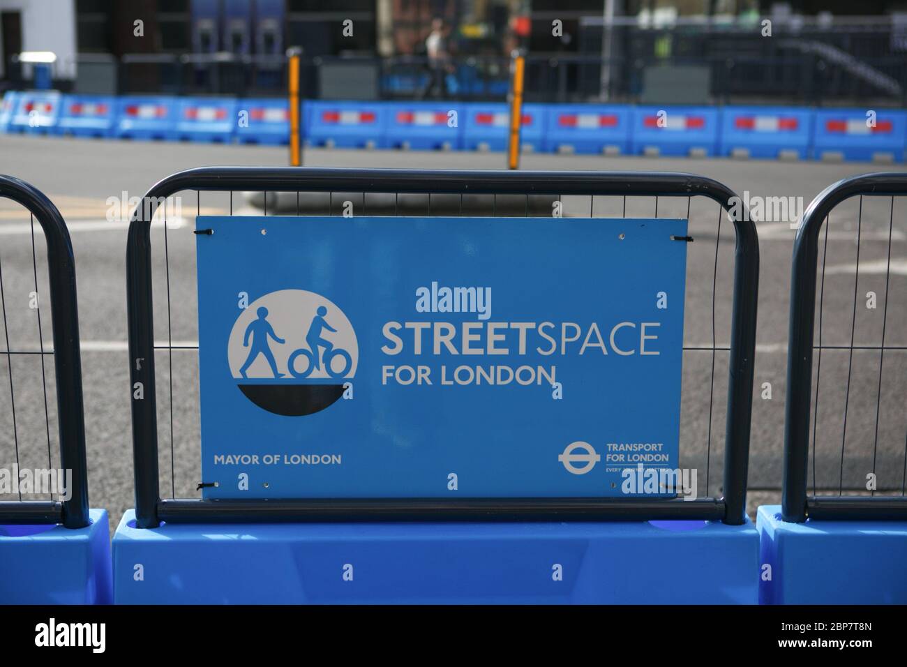 Les piétons et les cyclistes de Londres utilisent de nouveaux trottoirs élargis et des pistes cyclables pendant la pandémie du coronavirus. Quartier High Street, mai 2020. Banque D'Images