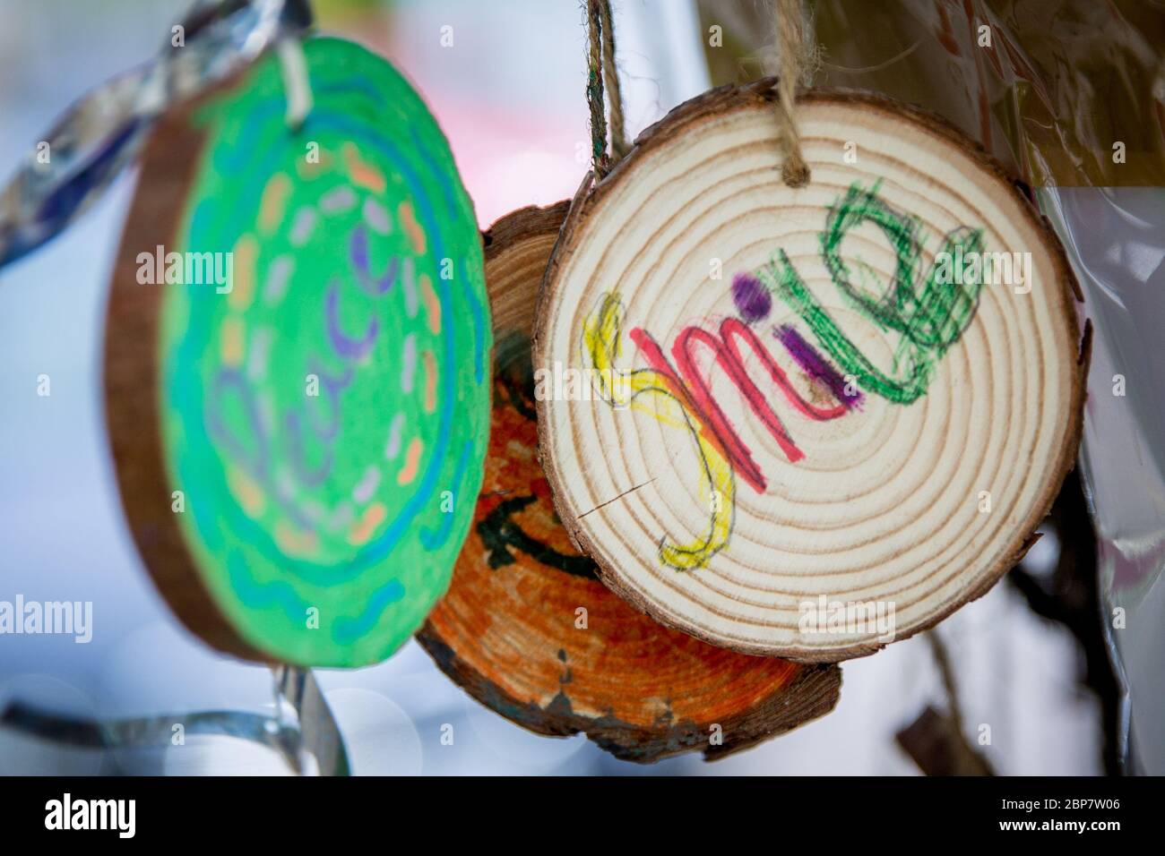 Le dimanche 17 mai 2020, j'ai découvert cet arbre de positivité rempli de messages d'espoir, d'amour et de soutien pendant cette période difficile. Banque D'Images