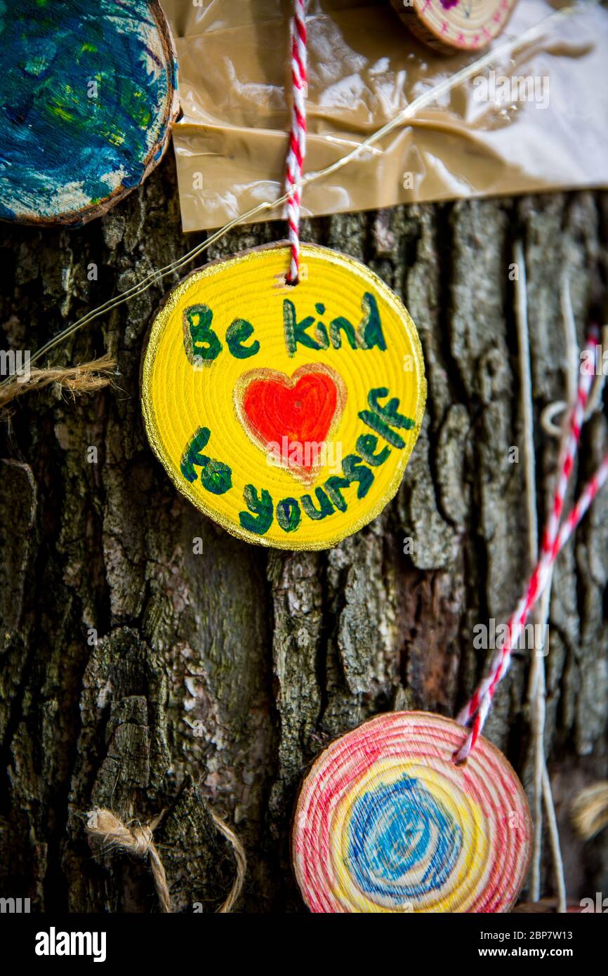 Le dimanche 17 mai 2020, j'ai découvert cet arbre de positivité rempli de messages d'espoir, d'amour et de soutien pendant cette période difficile. Banque D'Images