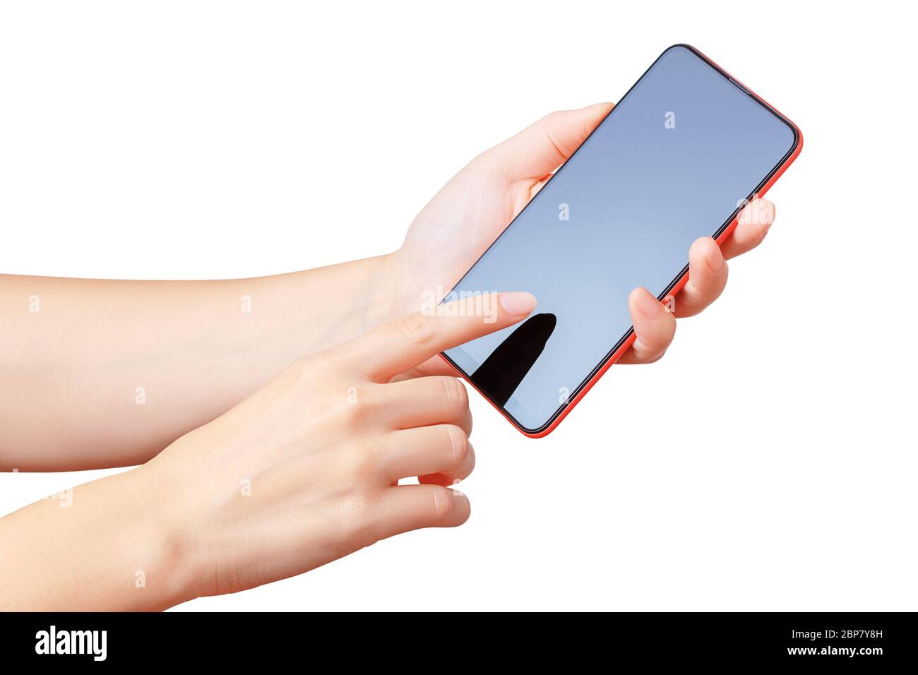 Vue latérale des mains de femmes utilisant un smartphone moderne isolé sur un fond blanc avec un masque. Banque D'Images