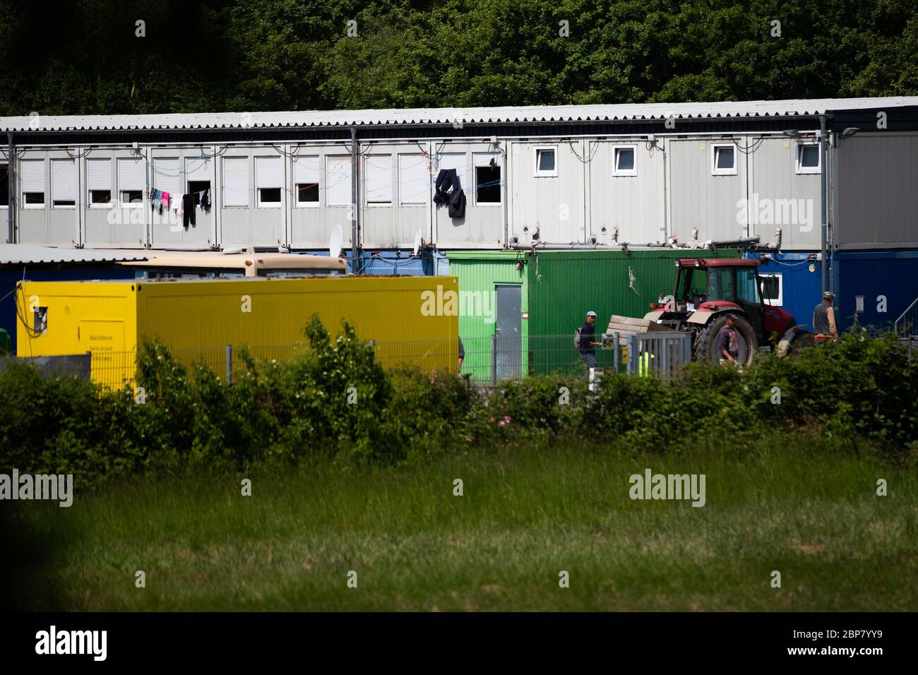 Bornheim, Allemagne. 18 mai 2020. Vue sur l'hébergement des travailleurs de la récolte à la ferme Ritter aspergus. Depuis la semaine dernière, les travailleurs de la récolte d'une ferme d'asperges dans le district de Rhein-Sieg protestent contre les abus, les mauvais salaires et les conditions de leur logement et ont temporairement cessé de travailler. Crédit : Thomas Banneyer/dpa/Alay Live News Banque D'Images