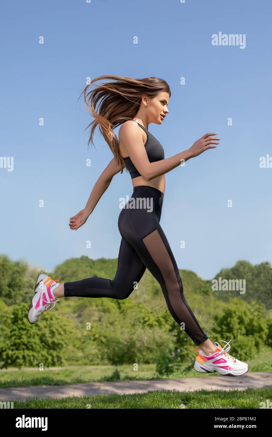 Femme de fitness. Belle tenue femme entraînement extérieur. Concept sport,  fitness et régime Photo Stock - Alamy