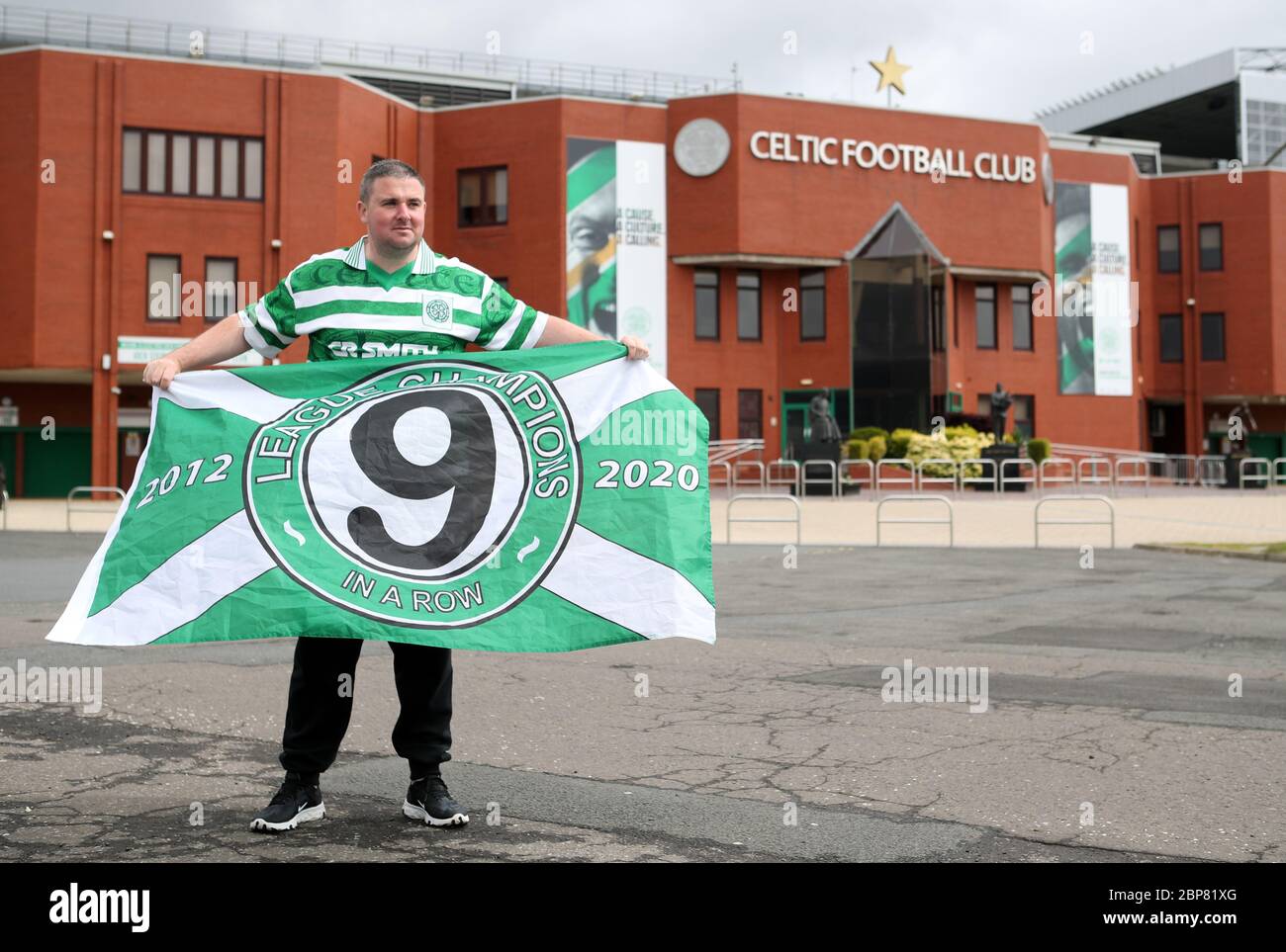 Jamie Rodgers, fan du Celtic, détient un drapeau des champions de la Ligue devant le Celtic Park, stade du Celtic FC. Date de publication : lundi 20 avril 2020. Celtic ont été couronnés champions de la Ladbrokes Premiership et les coeurs relégués après une décision a été prise de conclure la saison avec effet immédiat, le SPFL a annoncé. Voir PA Story SOCCER SPFL. Le crédit photo devrait être le suivant : Jane Barlow/PA Wire Banque D'Images