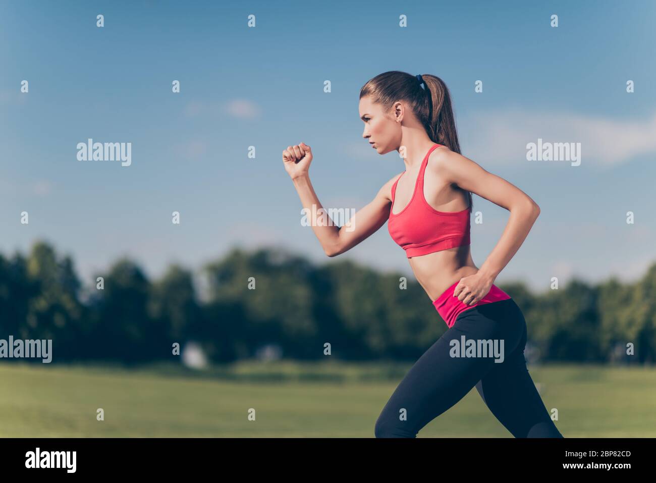 Photo de profil de jeune athlete feminin course a l exterieur entrainement pour course marathon dans une tenue sportive tres exigeante si focalisee tenue et rapide Photo Stock Alamy