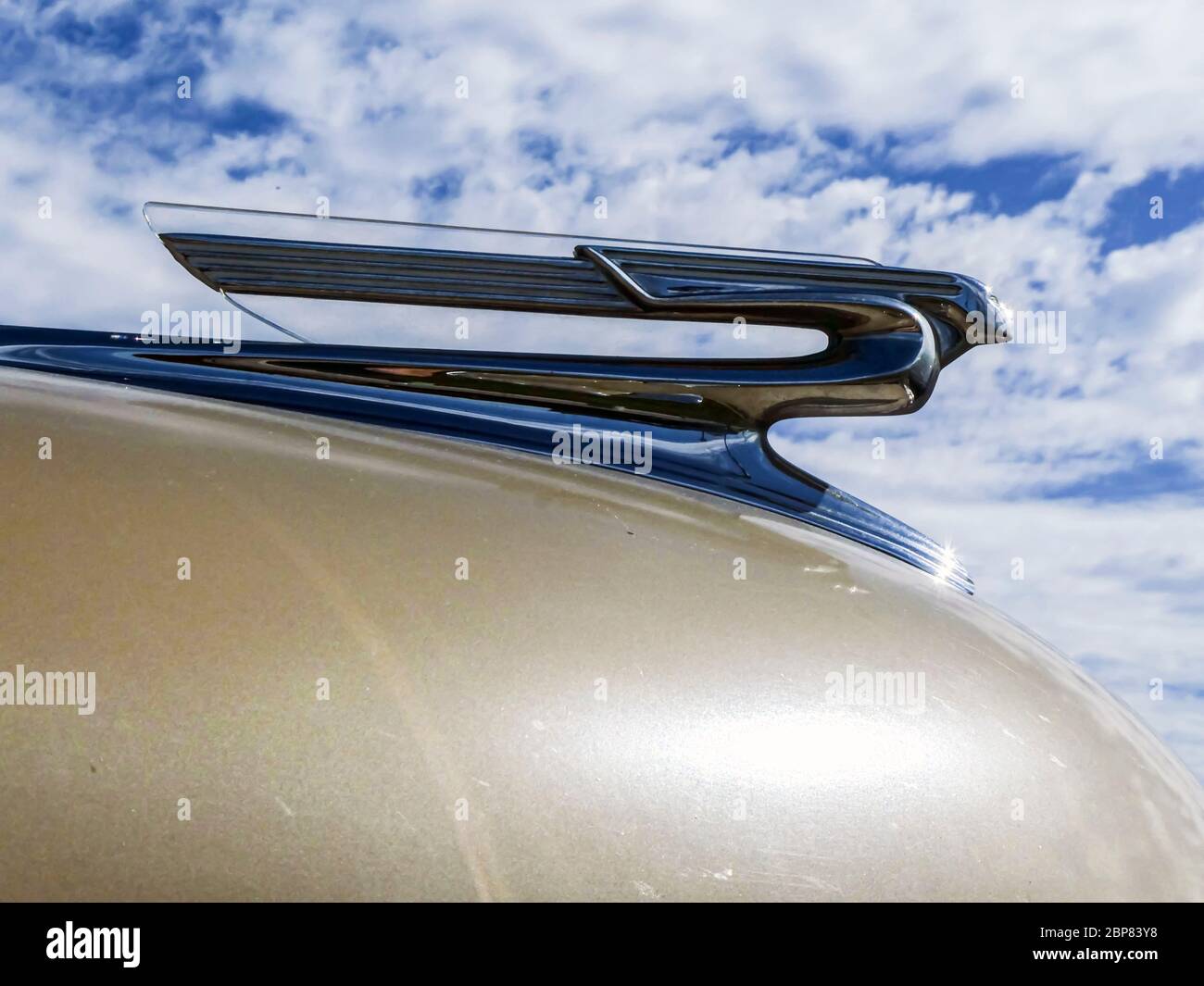 Coupé Chevrolet années 1950 voiture américaine vintage. Gros plan de la calandre et de l'emblème Banque D'Images