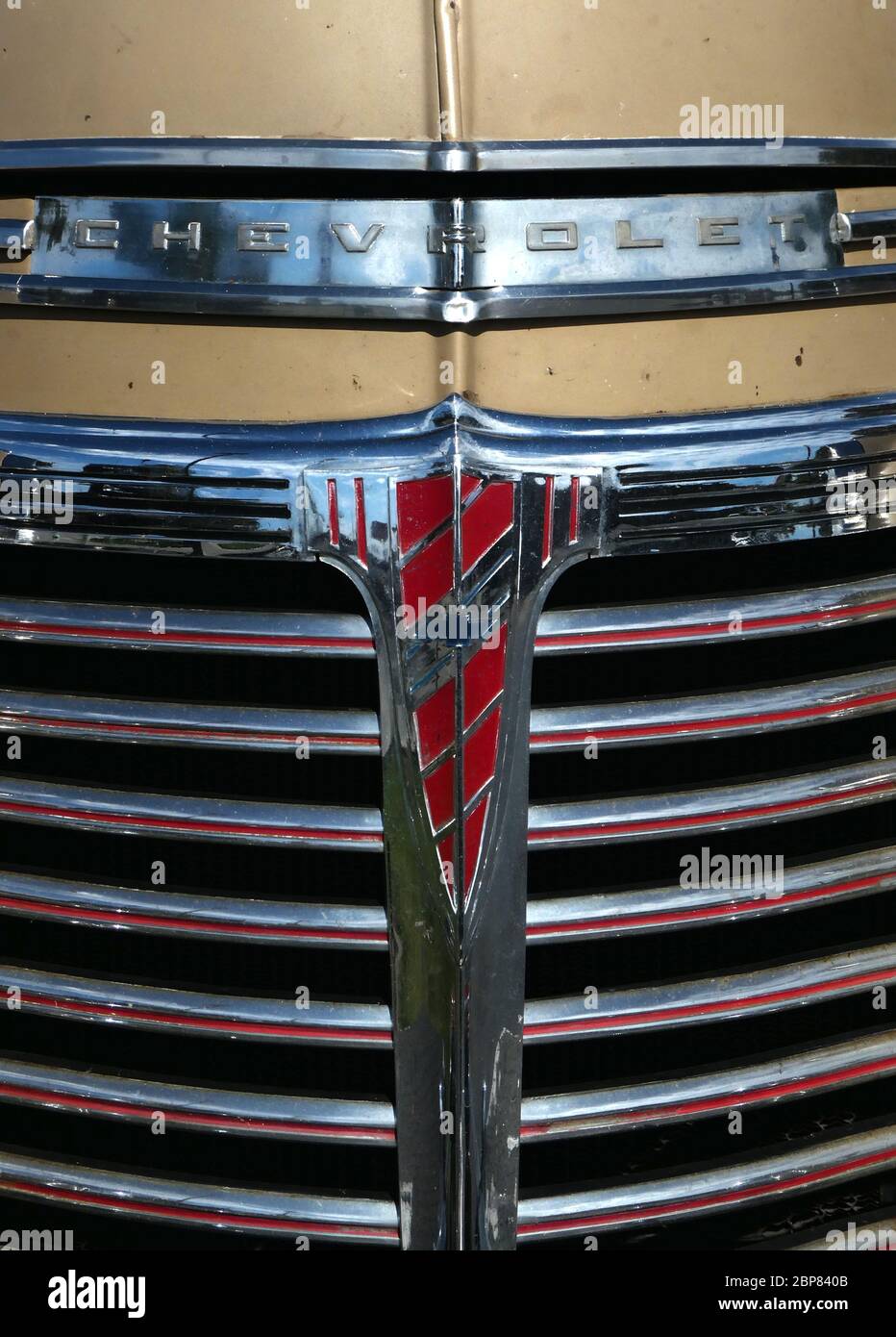 Coupé Chevrolet années 1950 voiture américaine vintage. Gros plan de la calandre et de l'emblème Banque D'Images