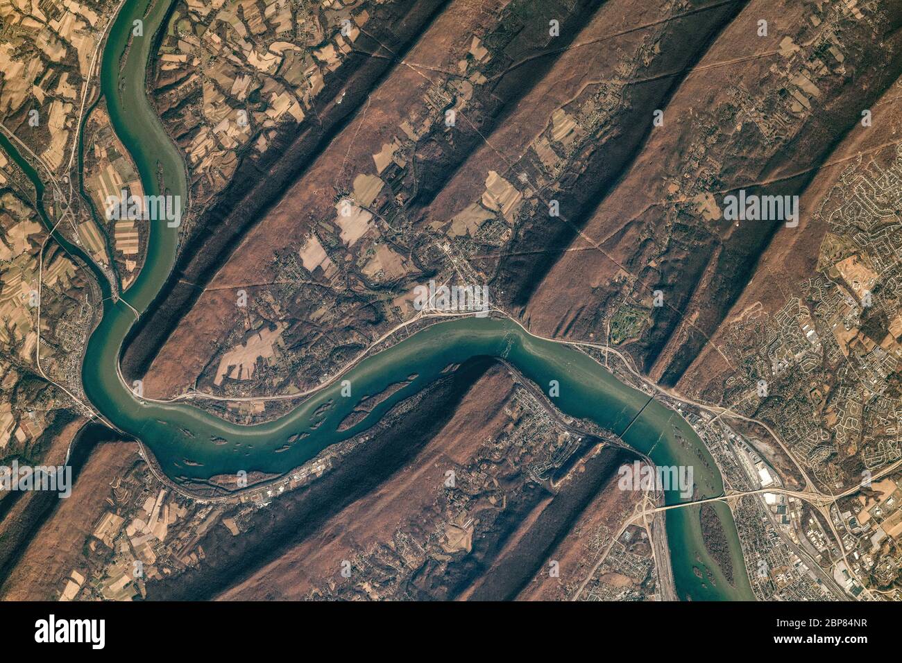 La rivière Susquehanna, qui coule à 444 milles du nord de l'État de New York au Maryland, avant de s'écouler dans la baie de Chesapeake, traverse les plis de la province Valley-and-Ridge des Appalaches dans cette photo prise par l'équipage de la Station spatiale internationale. La province de Valley-and-Ridge est une section de la plus grande ceinture de montagne des Appalaches entre le plateau des Appalaches et les provinces physiographiques de Blue Ridge. Les crêtes à tendance nord-est-sud-ouest sont composées de roches sédimentaires du Paléozoïque précoce. Les vallées entre elles étaient faites de roches plus tendres (calcaire et schiste Banque D'Images