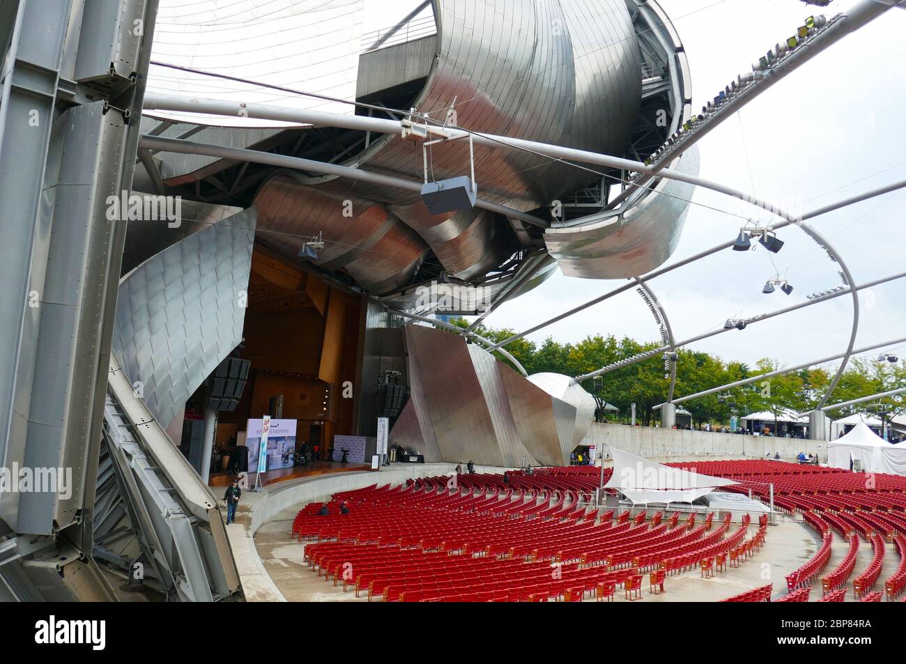 Rangées de chaises rouges dans le Millennium Park Jay Pritzker Pavilion au centre-ville de Chicago, Illinois, États-Unis Banque D'Images