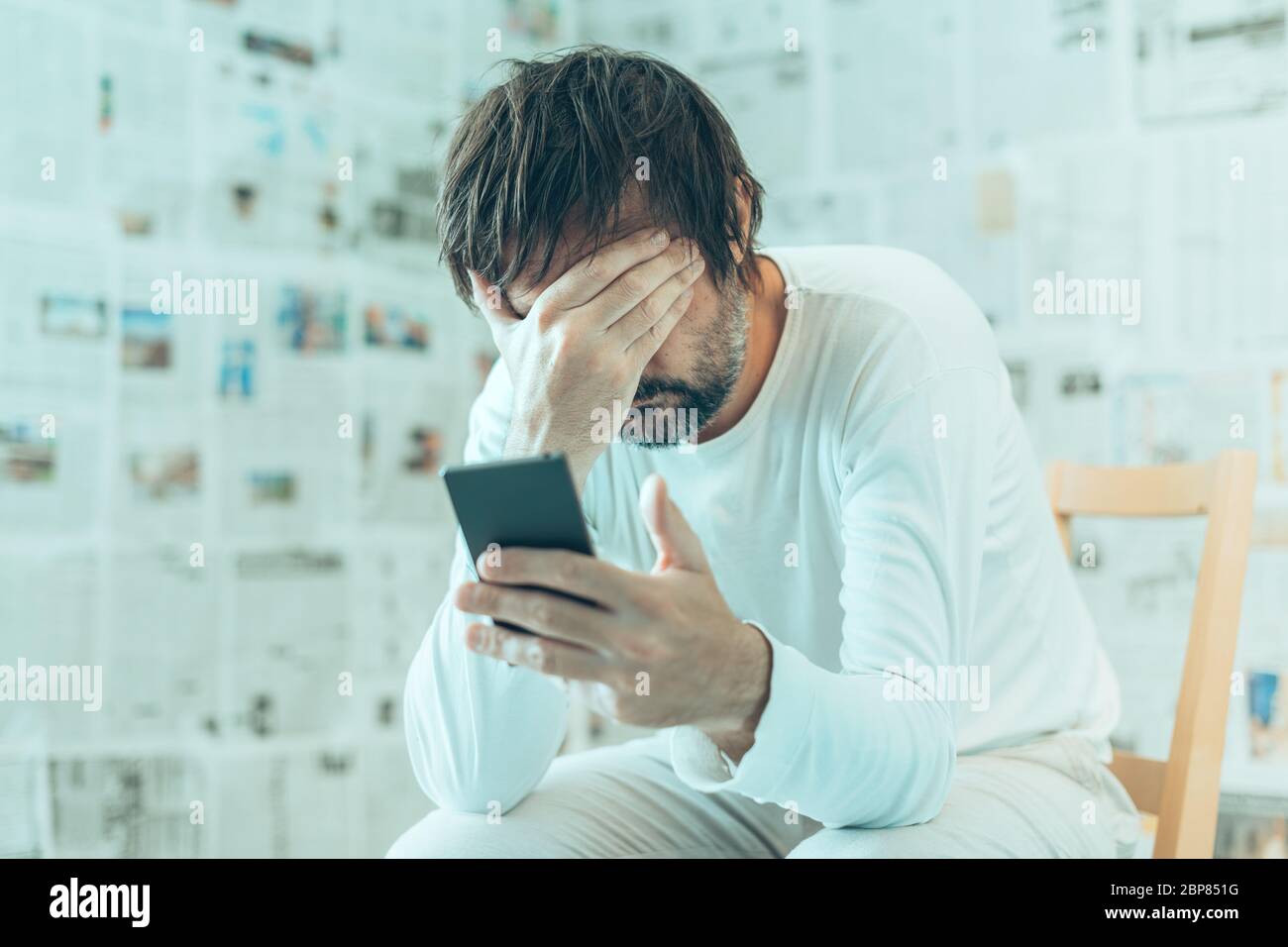 Désinformation concept d'illusion infodémique, homme avec des problèmes de santé mentale en raison d'une quantité excessive d'information Banque D'Images