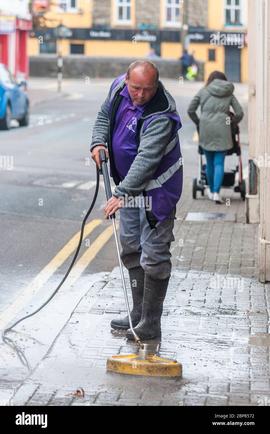 Bandon, West Cork, Irlande. 18 mai 2020. Ce matin, Bandon a eu son principal nettoyage en profondeur, dans le cadre de la phase de « retour aux affaires » de sortie du confinement de Covid-19, Soft Clean Group a été chargé d'effectuer la tâche à Bandon. Robert Healy, un employé, doux nettoie la rue. Crédit : AG News/Alay Live News Banque D'Images