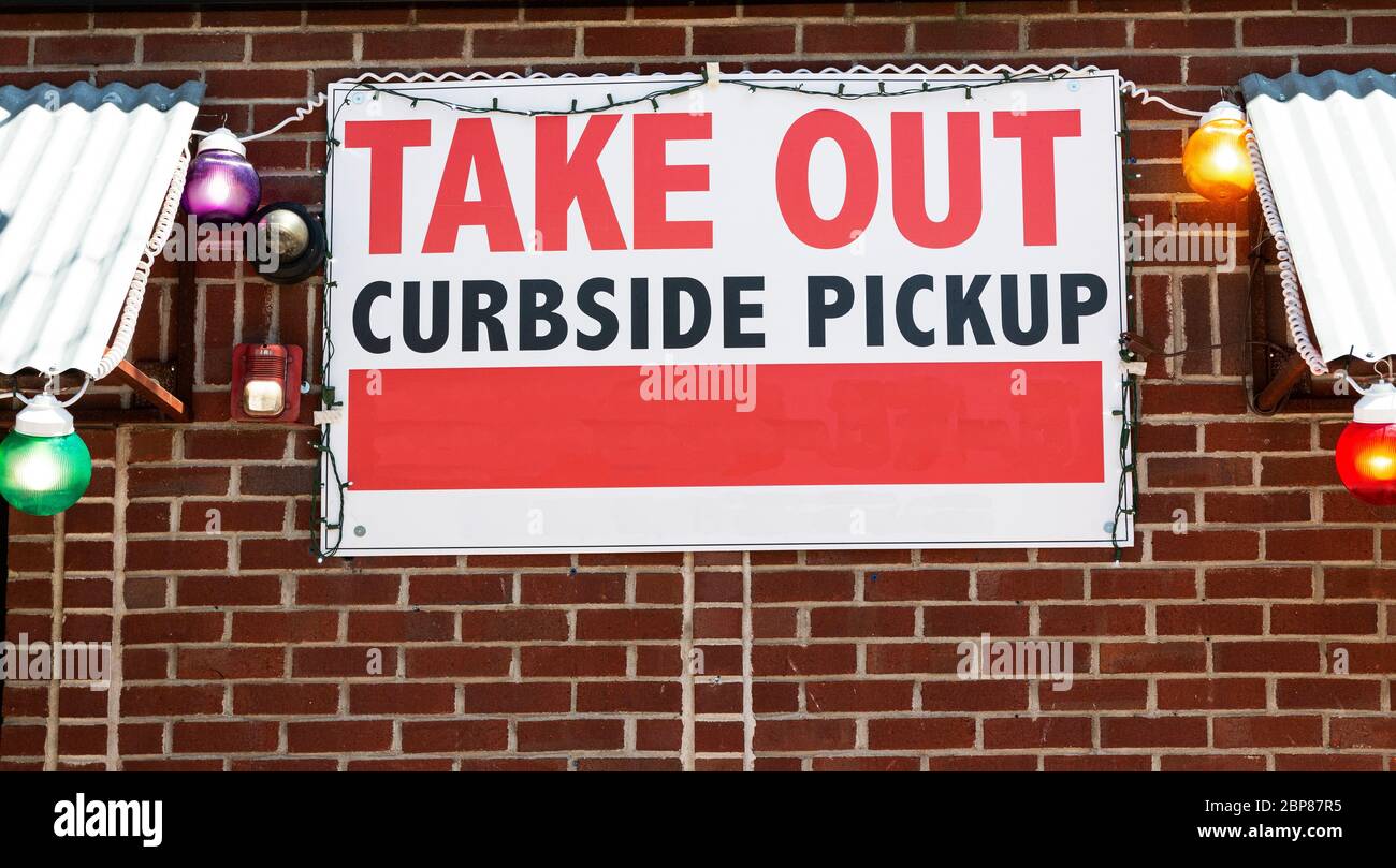 Un restaurant a un à emporter seulement et un panneau de cueillette au bord du trottoir est affiché sur le mur de brique de son bâtiment en raison de la pandémie de cornoavirus COVID-19. Banque D'Images Un restaurant a un à emporter seulement et un panneau de cueillette au bord du trottoir est affiché sur le mur de brique de son bâtiment en raison de la pandémie de cornoavirus COVID-19. Banque D'Images