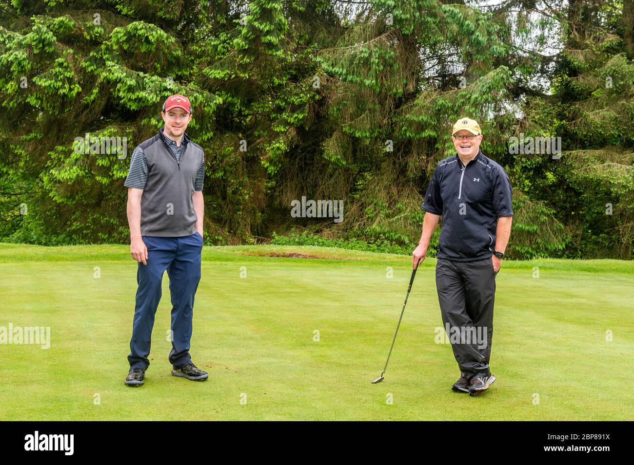 Clonakilty, West Cork, Irlande. 18 mai 2020. Le Clonakilty Golf Club a rouvert aujourd'hui dans le cadre de la sortie du Covid-19 Lockdown. James Coffey et Michael Healy étaient membres du club de golf pour profiter du premier jour de retour aux fairways tout en maintenant les distances sociales. Crédit : AG News/Alay Live News Banque D'Images