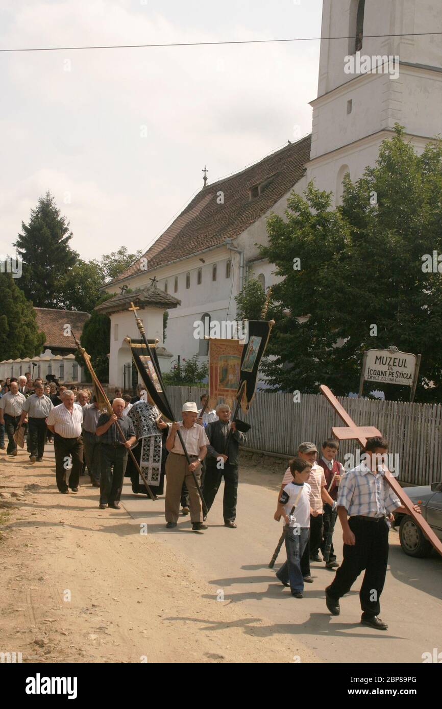 Sibiel, Roumanie. Procession funéraire, avec des personnes qui emmènent la personne à mort au lieu de sépulture, portant des croix, des bougies et des drapeaux. Banque D'Images