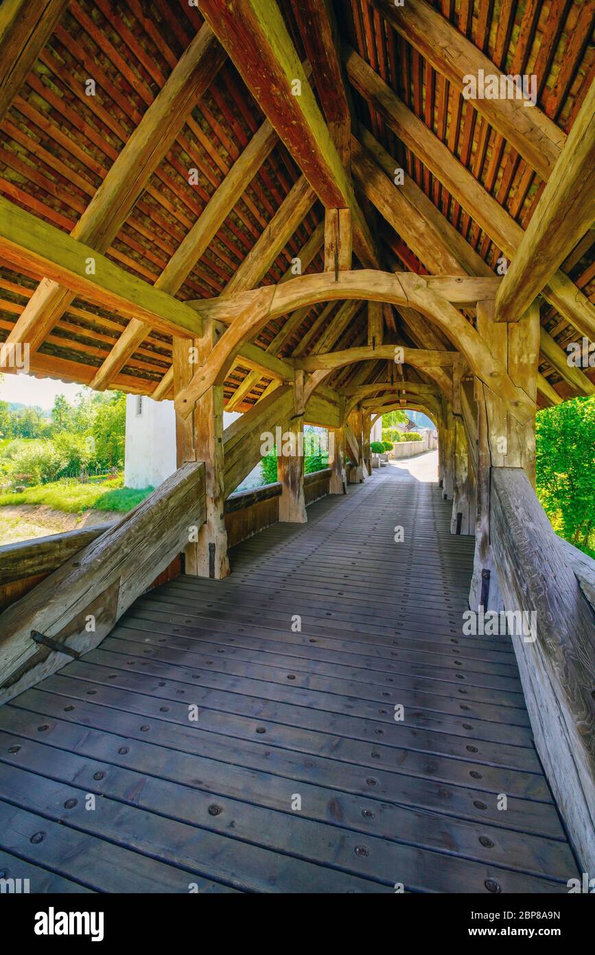 Pont couvert en bois sur la zone de Kill menant au château de Zwingen. Commune suisse du canton de Bâle-campagne dans le district de Laufen. Banque D'Images