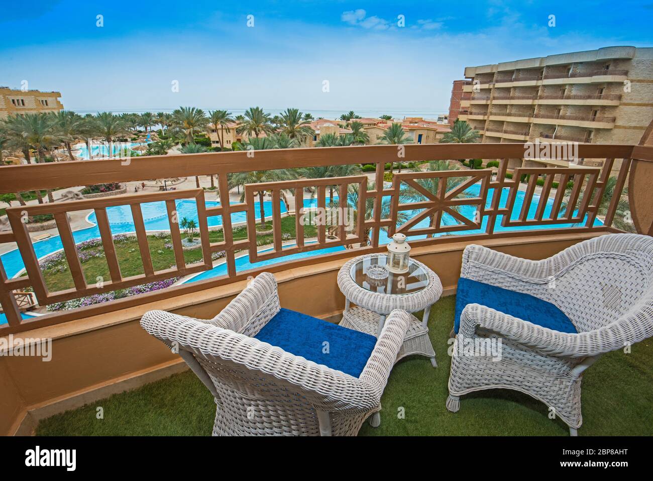 Meubles de terrasse d'un appartement de luxe dans la région de tropical resort avec meubles en plastique et vue sur la piscine Banque D'Images