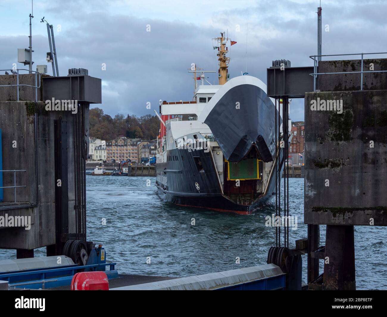 Ferry CalMac, station d'accueil de l'île d'Arran au terminal de ferry d'Oban, avec ouverture de porte-papillon. Oban, Argyll et Bute, Écosse Banque D'Images
