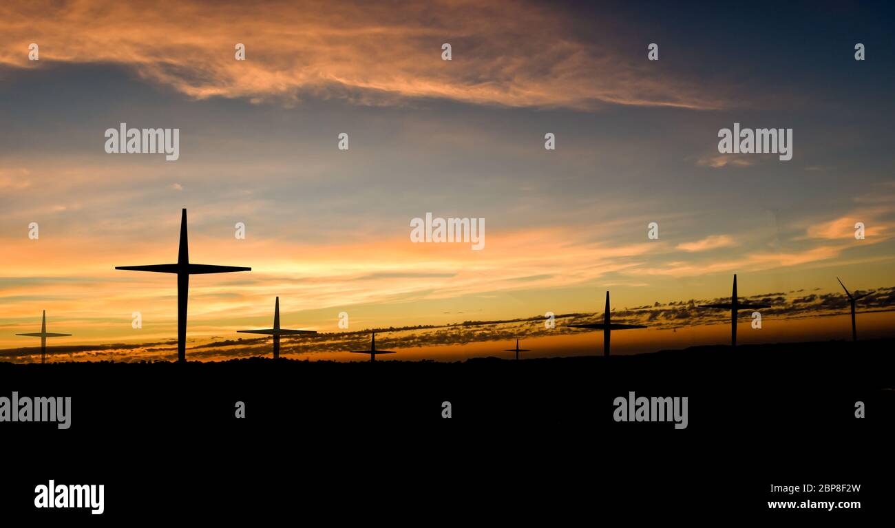 Silhouette de la croix chrétienne sur fond de coucher de soleil. Banque D'Images