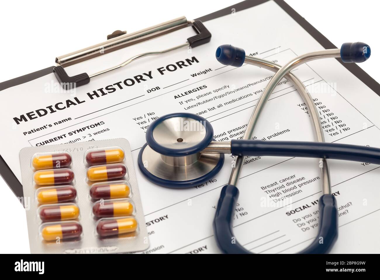 Formulaire d'antécédents médicaux avec pills and stethoscope Banque D'Images