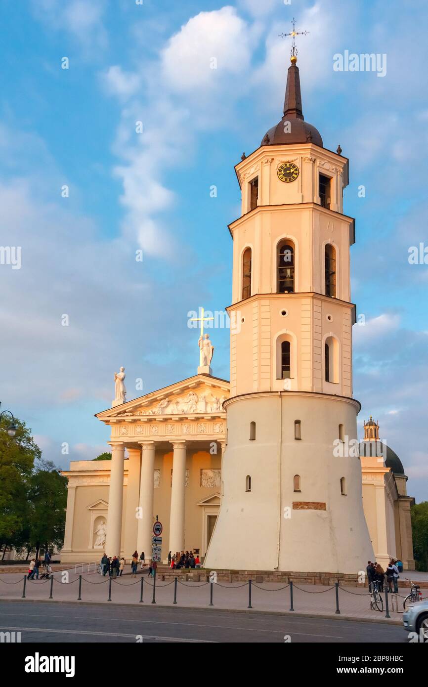 Place de la cathédrale et clocher de lumière au coucher du soleil à Vilnius, Lituanie, Pays Baltes. Banque D'Images