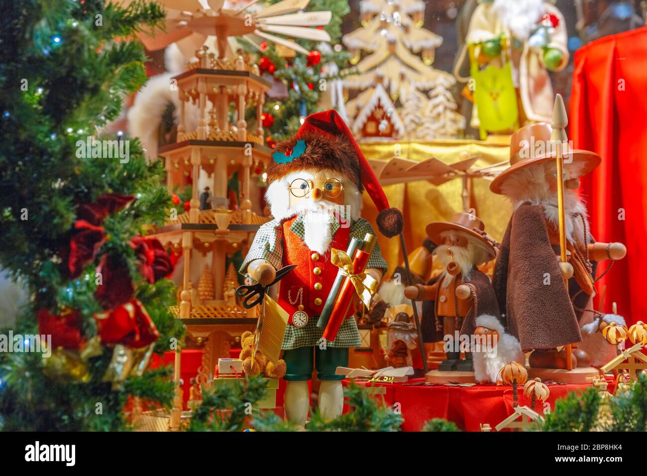 Père Noël, arbre de Noël et des jouets de Noël à un marché de souvenirs shop, décoré et illuminé à Bruges, Belgique Banque D'Images