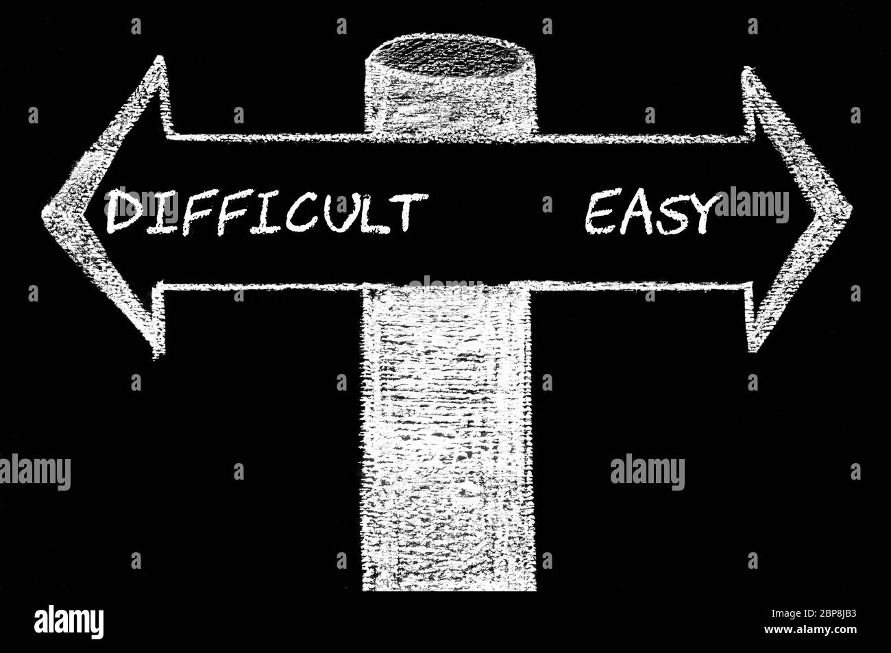 Flèches opposées avec difficile et facile. Dessin à la main avec de la craie sur tableau noir. Choix de l'image conceptuelle Banque D'Images