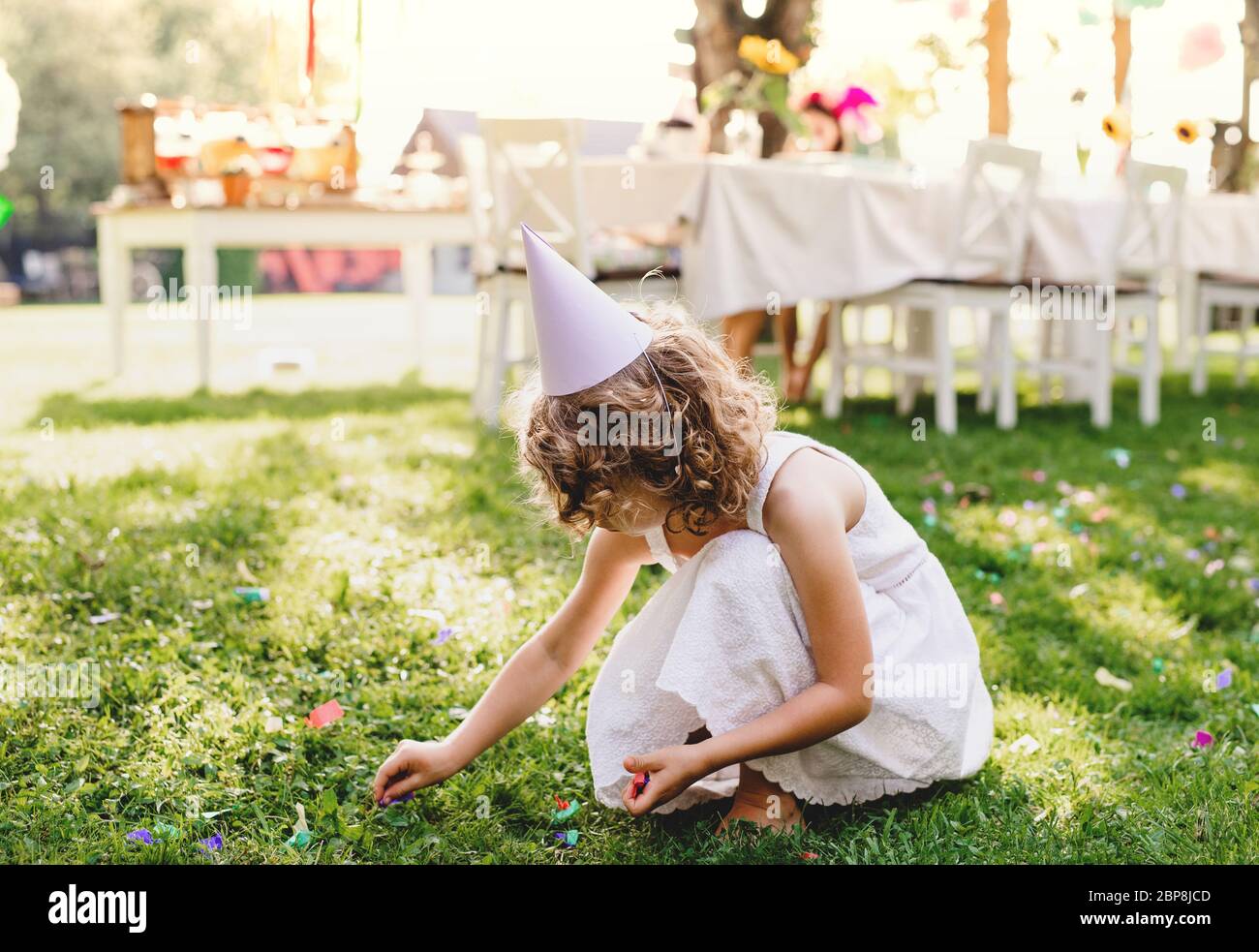 Petite fille jouant à l'extérieur sur le jardin de fête en été, concept de célébration. Banque D'Images