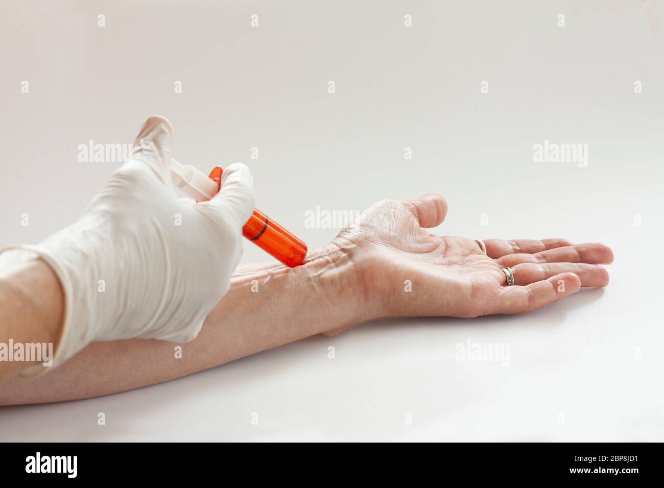 Les mains rapprochées, les infirmières sont vaccinées aux patients sous le bras à l'aide de la seringue. Médecin vaccinant la femme. Studio tourné avec espace de copie. Sélection Banque D'Images