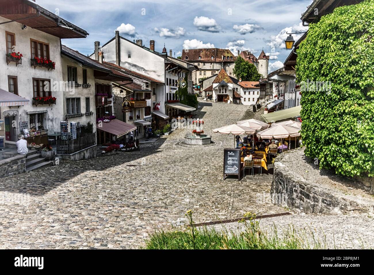 Rue principale de Gruyeres village par jour, Fribourg, Suisse Banque D'Images