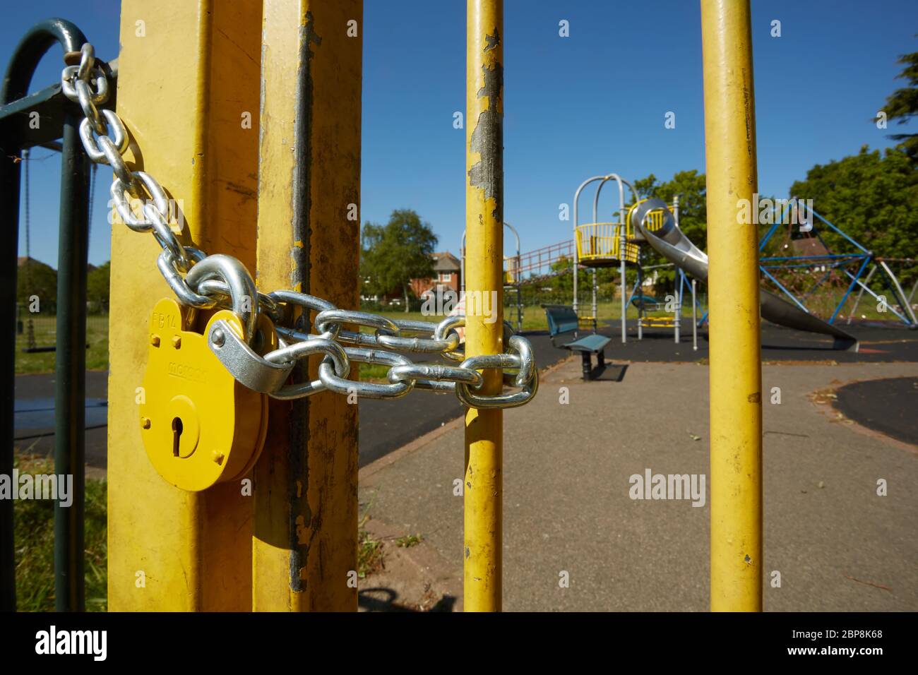 Gros plan sur une porte fermée à clé dans le terrain de jeu pour enfants de Bexley, Londres, Royaume-Uni. Le terrain de jeux est encore fermé pour confinement du coronavirus le 18 mai 2020. Banque D'Images