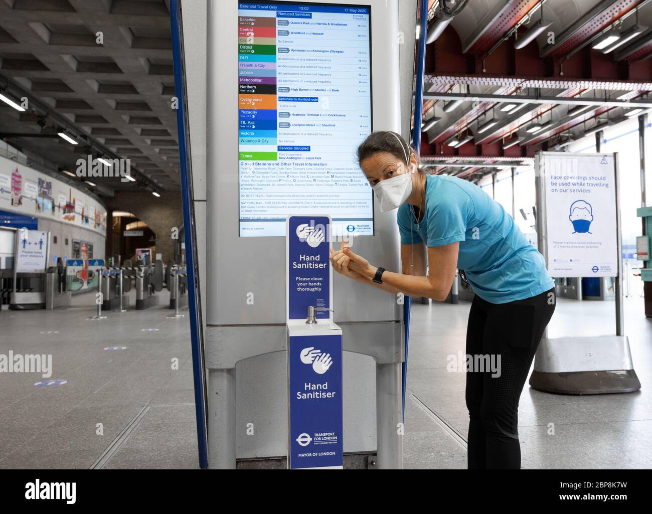 Les navetteurs utilisant des points de désinfectant pour les mains à la station de métro de Waterloo pendant la pandémie du coronavirus. Mai 2020 Banque D'Images