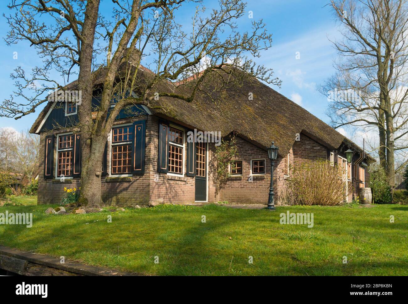 Maison de campagne typiquement hollandais avec de la paille en toiture Giethoorn, Pays-Bas Banque D'Images