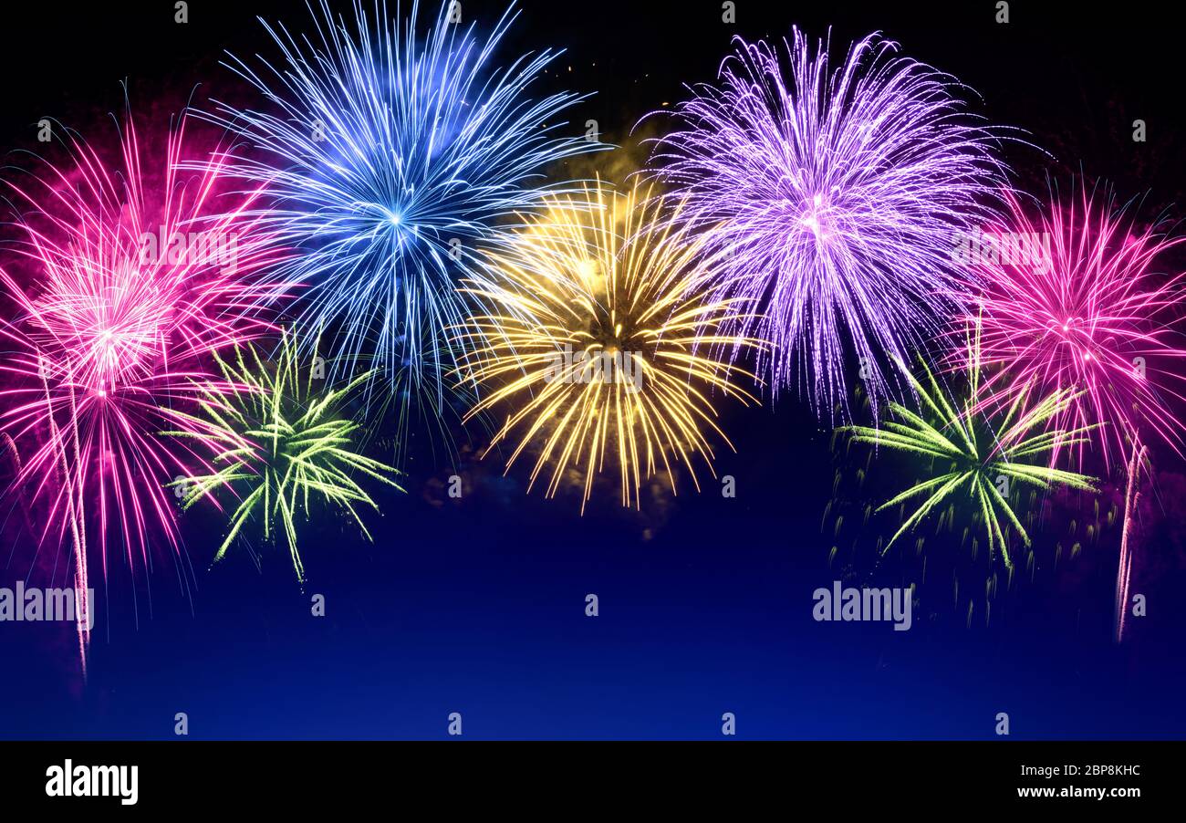 Multi-couleur magnifique fireworks comme une forme de passage de frontière sur fond bleu foncé, idéal pour la nouvelle année ou d'autres célébrations Banque D'Images