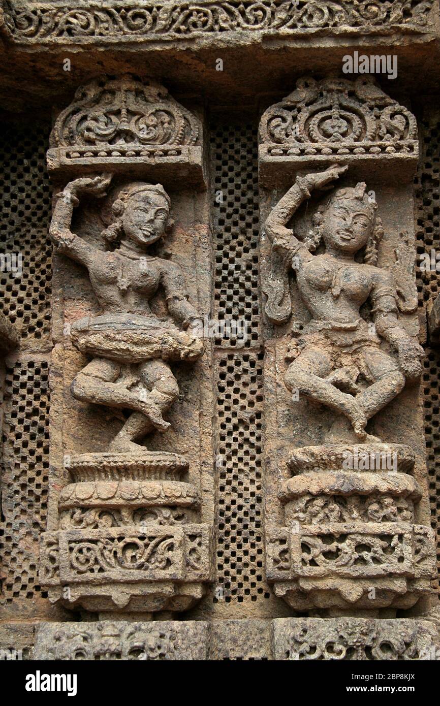 Mur sculpté avec panneau représentant une dame musicien et un danseur au Temple du Soleil, Konark, Orissa, Inde, Asie Banque D'Images