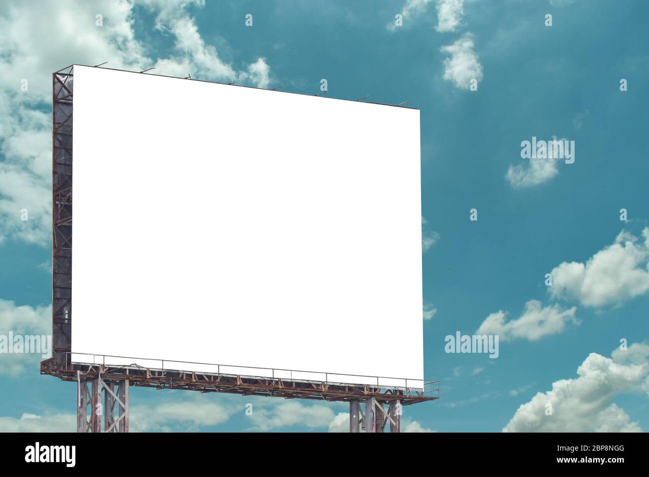 Panneau D Affichage Vierge Sur Fond Bleu Ciel Pour L Affiche Publicitaire Exterieure Photo Stock Alamy