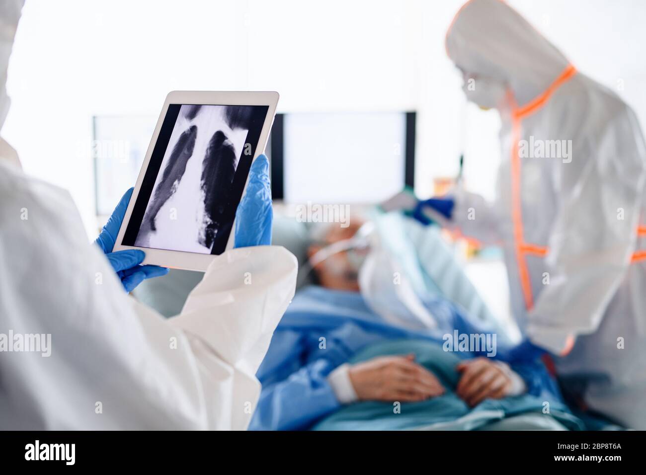 Équipe médicale s'occuper du patient infecté à l'hôpital, concept du coronavirus. Banque D'Images