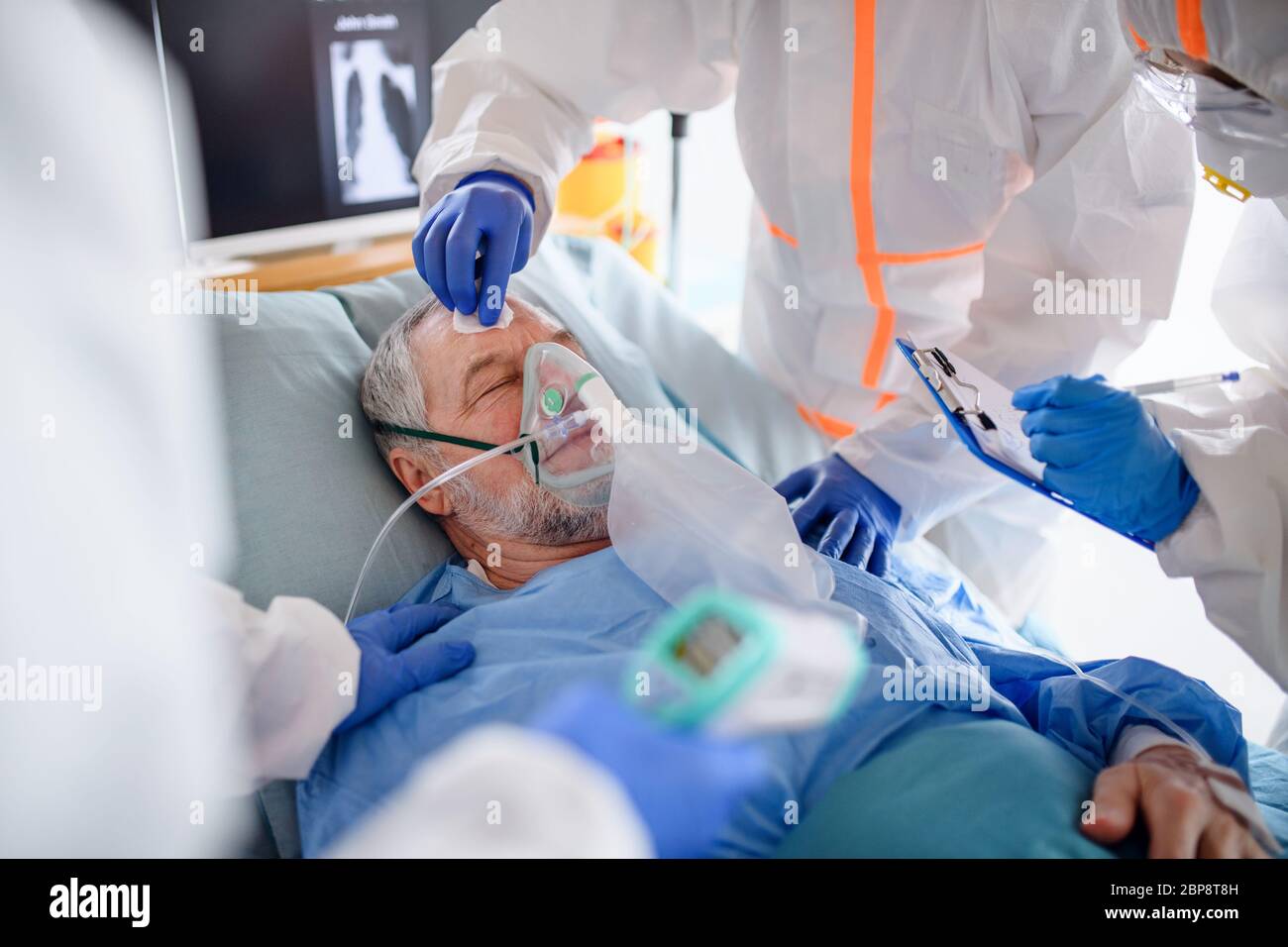 Patient infecté en quarantaine couché dans un lit à l'hôpital, concept du coronavirus. Banque D'Images