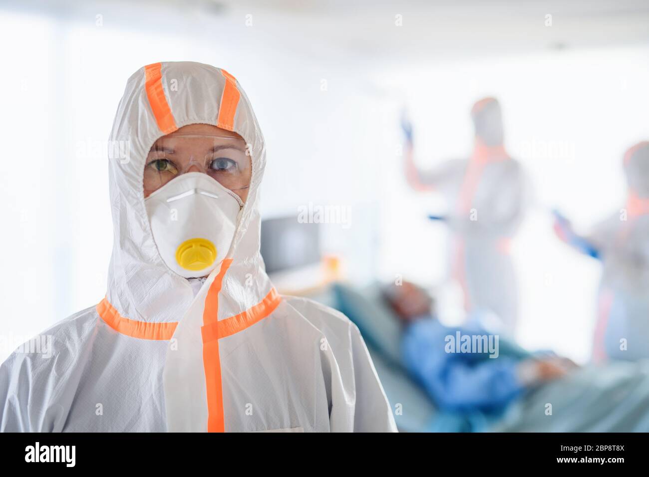 Médecin avec combinaison protectrice à l'hôpital, concept de coronavirus. Copier l'espace. Banque D'Images