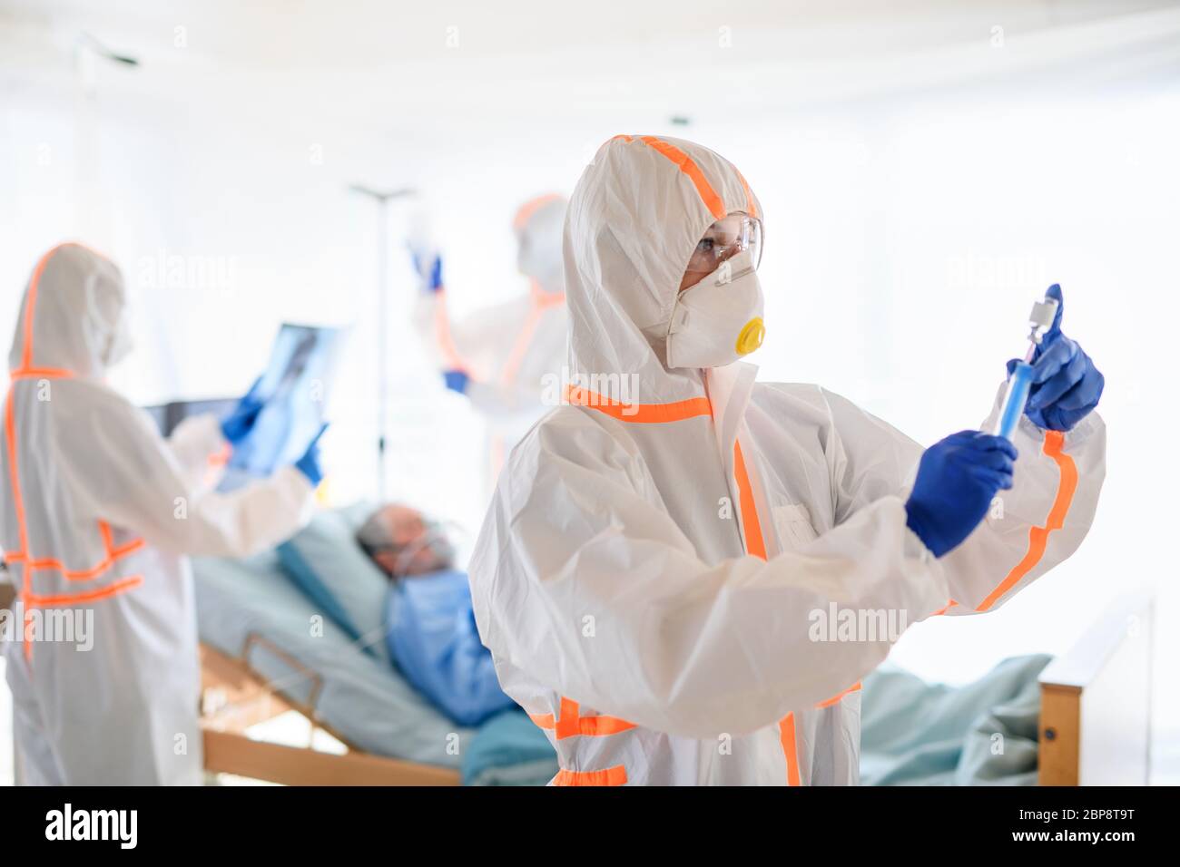 Médecin avec vaccin à l'hôpital, concept de coronavirus. Banque D'Images